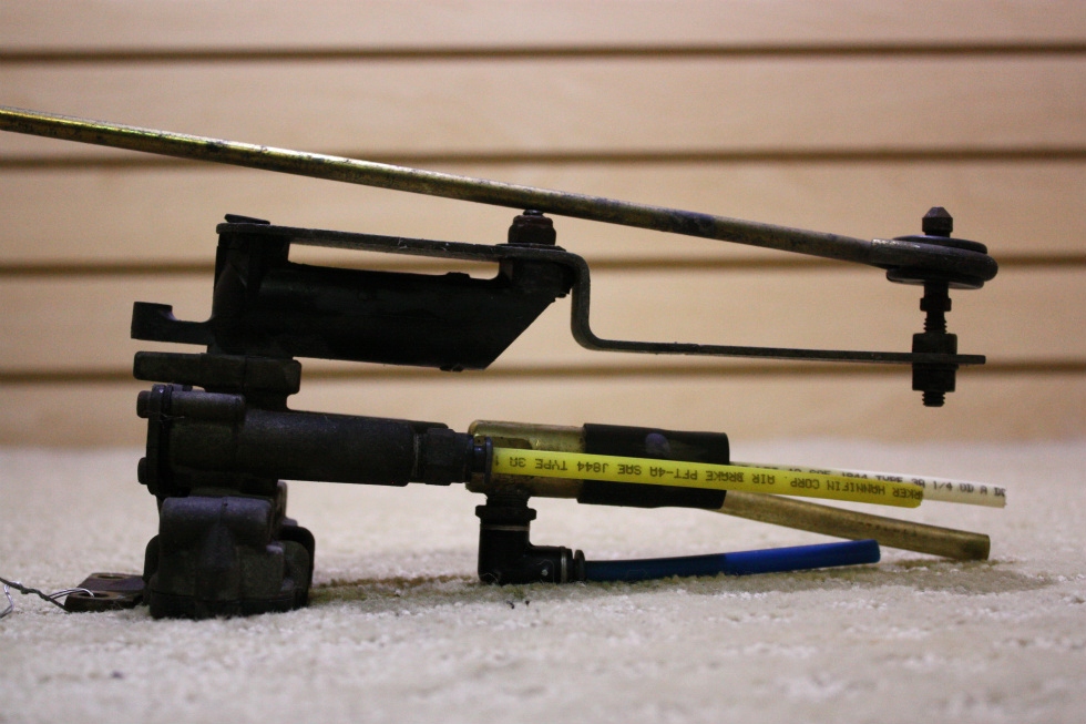 RV Chassis Parts USED FREIGHTLINER LEVELING VALVE HDX90554682 FOR SALE